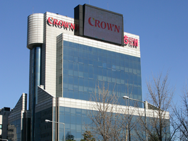 롯데웰푸드, 오리온과 제과 3사로 묶이는 크라운해태가 경쟁사와 달리 전체 매출에서 해외 비중이 한 자릿수에 그쳤다. 크라운해태는 장남과 사위 모두 경영 일선에 뛰어드는 등 해외 매출을 끌어올리는 데 나서고 있다. 사진은 크라운해태 사옥. /크라운해태