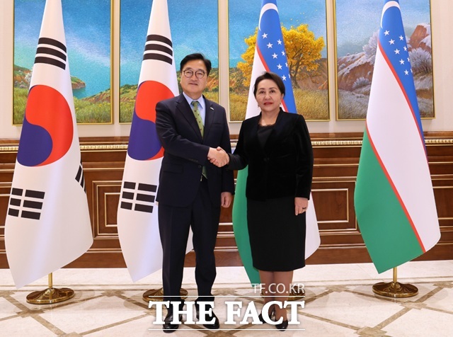 우원식 국회의장이 15일(현지시간) 우즈베키스탄 타슈켄트에서 나르바예바 상원의장과 기념촬영을 하고 있다. /국회의장실 제공