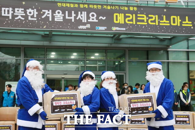 현대제철 당진제철소가 16일 관내 취약계층에 조끼·담요 등 방한용품을 전달했다. /현대제철