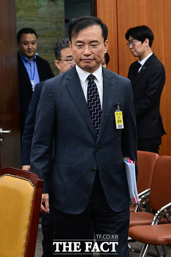 인사청문회 출석하는 김종철 방송미디어통신위원회 위원장 후보.