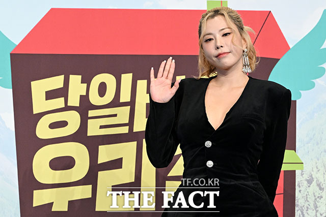 '당일배송 우리집' 미소가 아름다운 네 자매. 방송인 장영란과 배우 하지원, 김성령, 안무가 가비(왼쪽부터).