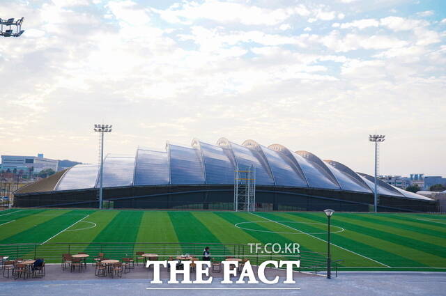코리아 풋볼 파크(KOREA FOOTBALL PARK) 실내훈련장 전경. /천안시