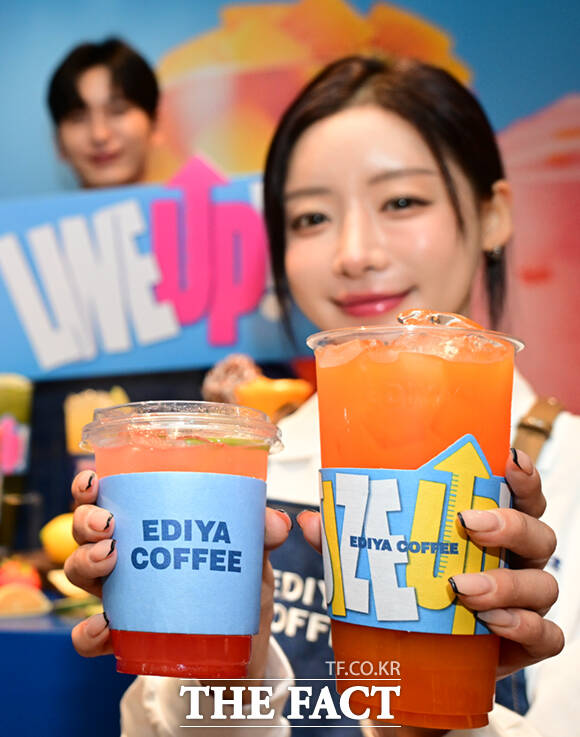 이디야커피가 16일 서울 중구 이디야커피 매장에서 음료 용량 확대 및 메뉴 라인업 개편을 알리는 'SIZE UP & LINE UP' 행사를 연 가운데, 모델들이 제품을 선보이고 있다. /이새롬 기자