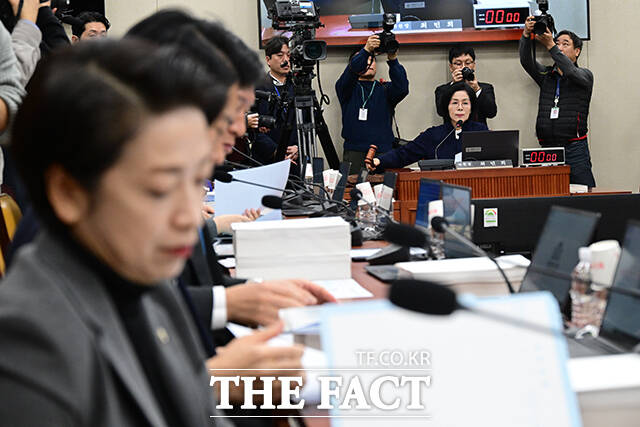 16일 오전 서울 여의도 국회 과학기술정보방송통신위원회에서 열린 전체회의에서 최민희 위원장이 의사봉을 두드리고 있다. /국회=남윤호 기자