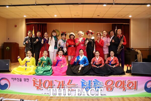 대전보훈요양원이 16일 연말을 맞아 입소 어르신들을 위해 대한실버가수협회를 초청 특별공연을 진행했다. /대전보훈요양원