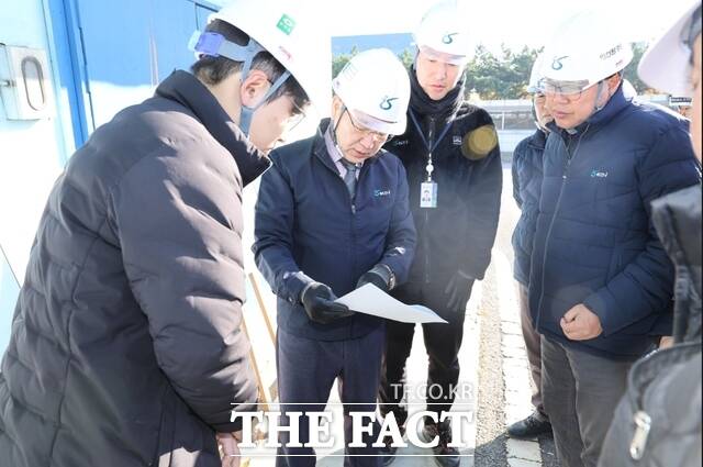 16일 인천환경공단 김성훈 이사장(왼쪽 두 번째)과 직원들이 사전 안전 점검 사항을 확인하고 있다. /인천환경공단