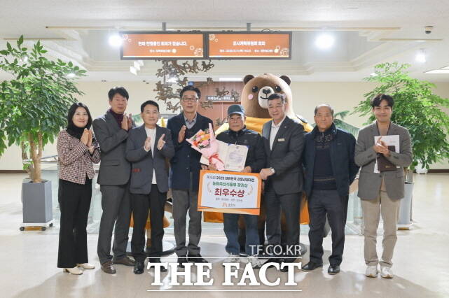 공주시가 2025 대한민국 대표과일 선발대회에서 공주 지역 밤이 최우수상과 우수상을 모두 수상한 뒤 관계자들이 기념촬영을 하고 있다. /공주시