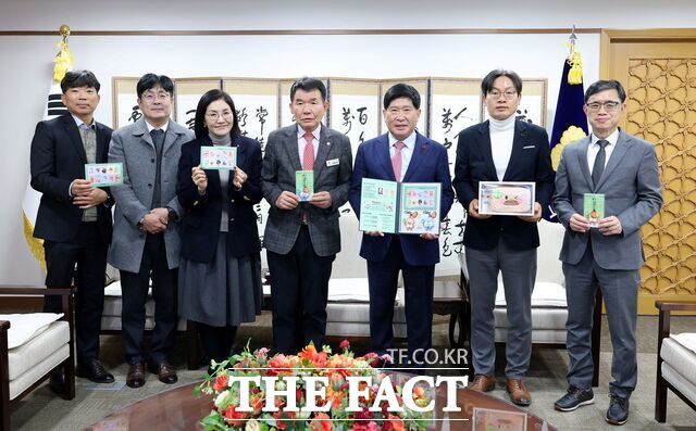 15일 도의회 접견실에서 홍성현 의장이 대한결핵협회 대전·세종·충남지부 남상현 지회장을 비롯한 관계자들과 함께 '2025 크리스마스 씰 액자 증정식'을 갖고 있다. /충남도의회