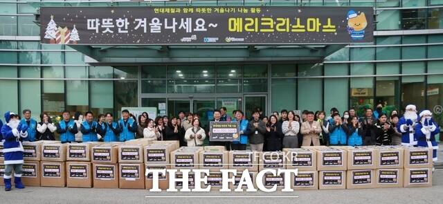 현대제철 당진제철소가 16일 관내 취약계층에 조끼·담요 등 방한용품을 전달했다. /현대제철