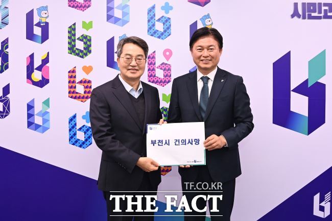 조용익 부천시장(오른쪽)이 15일 김동연 경기도지사에게 지역 현안 건의 사항을 전달하고 있다. /부천시