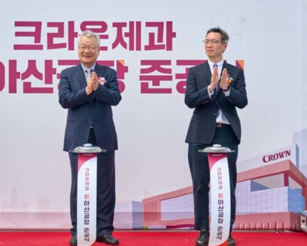 사진은 지난해 4월 충청남도 아산시 음봉면에서 열린 크라운제과 ‘신(新)아산공장’ 준공식에서 윤영달 크라운해태제과 회장(왼쪽)과 윤석빈 크라운제과 대표이사 모습. /크라운제과