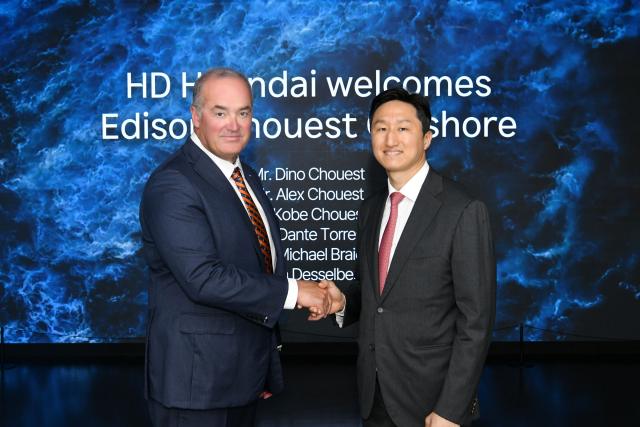 HD현대와 '에디슨 슈에스트 오프쇼어'와 지난 7월 미국 내 컨테이너 운반선 공동 건조를 위한 세부 협력방안 등을 논의했다. (오른쪽부터) 정기선 HD현대 수석부회장, 디노 슈에스트 에디슨 슈에스트 오프쇼어 대표. /HD현대