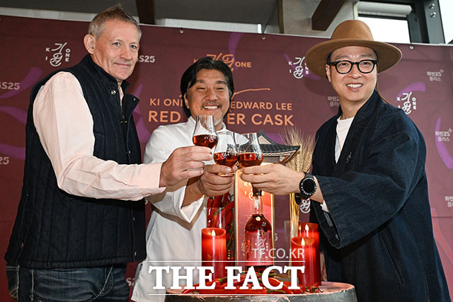 '레드 페퍼 캐스크' 선보이는 앤드류 샌드 마스터와 에드워드 리 셰프, 도정한 기원 위스키 대표(왼쪽부터).