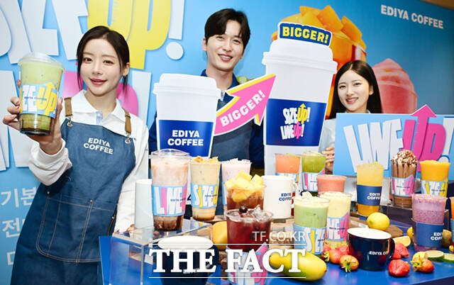 이디야커피가 16일 서울 중구 이디야커피 매장에서 음료 용량 확대 및 메뉴 라인업 개편을 알리는 'SIZE UP & LINE UP' 행사를 연 가운데, 모델들이 제품을 선보이고 있다. /이새롬 기자