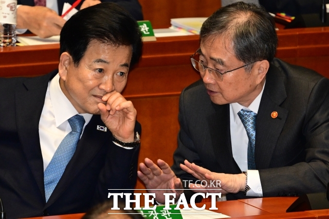 외교부 주도의 한미 대북정책 공조회의가 통일부 불참 속 개최됐다. 통일부는 외교부와 역할 분담이 이뤄져야 한다는 입장이지만, 남북 단절 속 통일부의 한계는 명확하다는 지적이 나온다. 또 남북 관계 개선의 유일한 계기가 북미 대화로 여겨지는 만큼 이분법적 접근을 경계해야 한다는 비판도 있다. 사진은 (왼쪽부터) 정동영 통일부 장관과 조현 외교부 장관. /남윤호 기자