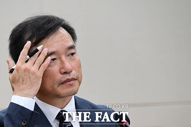 미소지으며 질의 듣는 김종철 후보자.