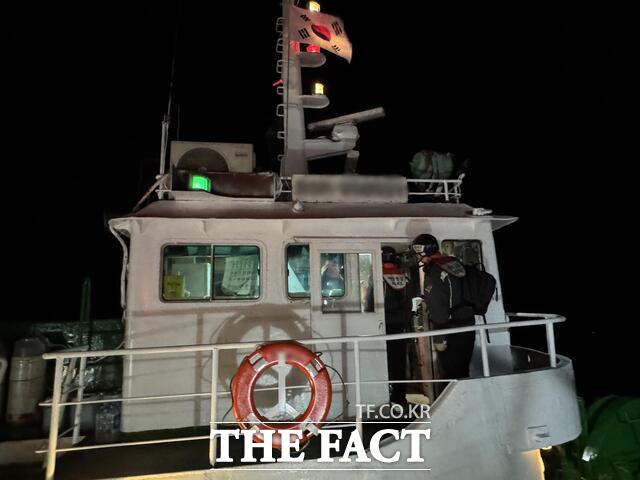 여수해양경찰서 경비정이 해상에서 선박을 상대로 검문검색을 실시하고 있다. /여수해양경찰서