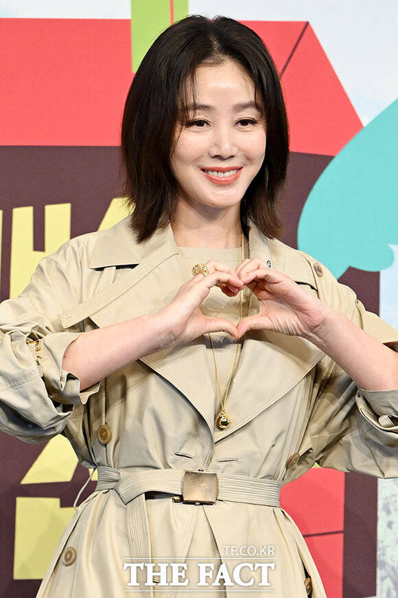 '당일배송 우리집' 미소가 아름다운 네 자매. 방송인 장영란과 배우 하지원, 김성령, 안무가 가비(왼쪽부터).