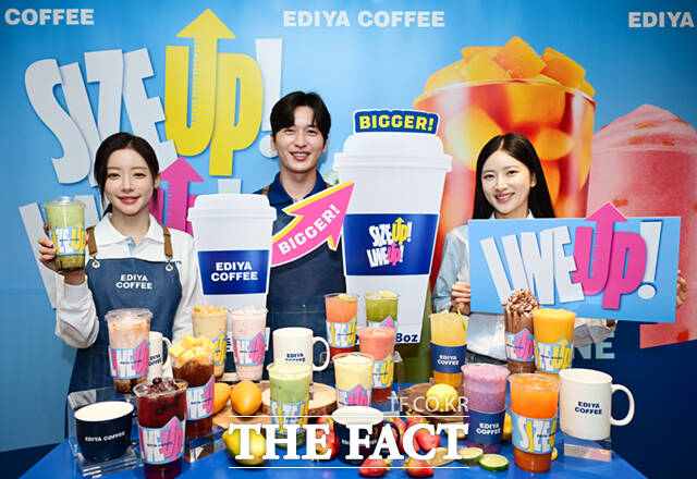 이디야커피가 16일 서울 중구 이디야커피 매장에서 음료 용량 확대 및 메뉴 라인업 개편을 알리는 'SIZE UP & LINE UP' 행사를 연 가운데, 모델들이 제품을 선보이고 있다. /이새롬 기자