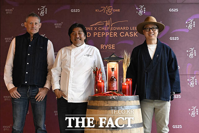 '레드 페퍼 캐스크' 위스키를 시향하고 있는 에드워드 리 셰프.