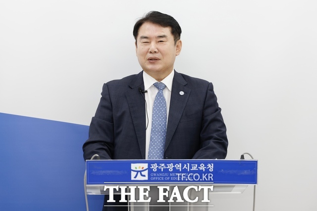 이정선 광주시교육감이 16일 시교육청 브리핑실에서 진행한 '기본교육특별시 광주' 선언에서 기본 교육개념을 설명하고 있다. /광주시교육청