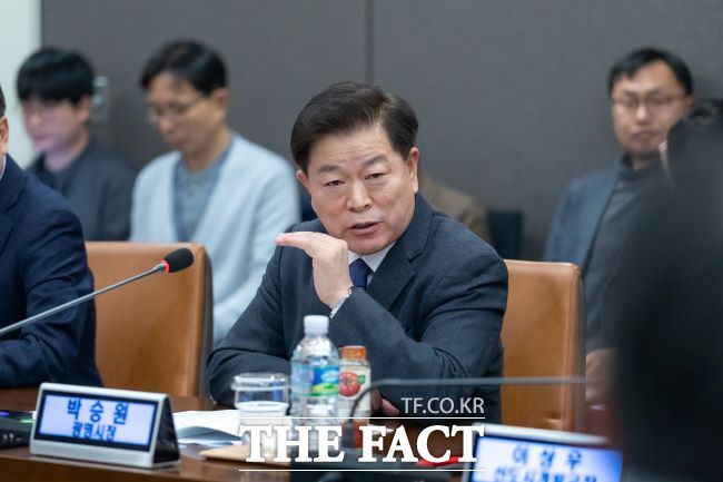 박승원 광명시장이 김용진 GH 사장에게 관내 주요 개발사업 현안 해결을 촉구했다. /광명시