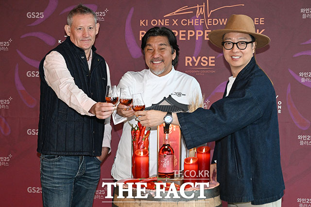 '레드 페퍼 캐스크' 선보이는 앤드류 샌드 마스터와 에드워드 리 셰프, 도정한 기원 위스키 대표(왼쪽부터).