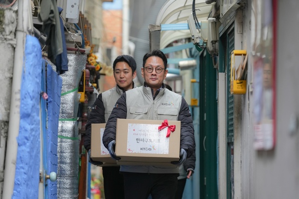 KT&G가 소외된 이웃들의 따뜻한 겨울나기를 돕기 위해 '2025 KT&G 상상나눔 On-情' 활동을 전개하고 있다. 방경만 사장이 직접 구호물품을 전달했다. /KT&G