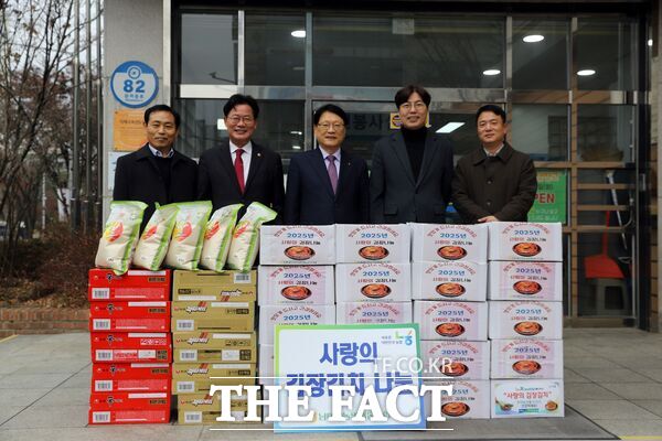 남대전농협이 16일 대전 서구 관저2동 행정복지센터를 찾아 김치 200kg과 라면, 쌀 등 생필품을 기증했다. /농협대전본부