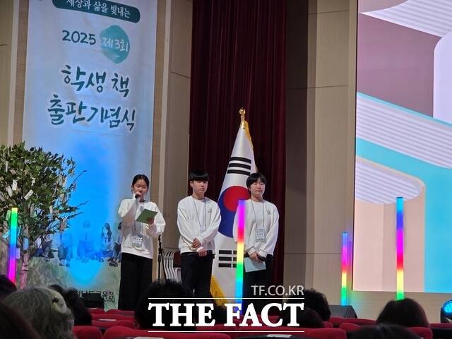 당진중 대호지분교장은 전교생 8명이 참여한 창작 시집 '대호지 필름 카메라'를 출간했다. /당진교육지원청