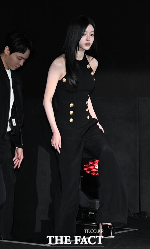 오마이걸 유아가 16일 오후 서울 강남구 코엑스 메가박스에서 열린 영화 '프로젝트Y' 제작보고회에 참석해 무대에 오르고 있다. /이새롬 기자