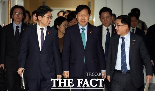 16일 세종시 정부세종청사에서 열린 산업경쟁력강화 관계장관회의 겸 성장전략 TF 회의에 구윤철 부총리 겸 기획재정부 장관과 김성환 기후에너지환경부 장관, 이억원 금융감독위원장 등이 참석하고 있다. /뉴시스