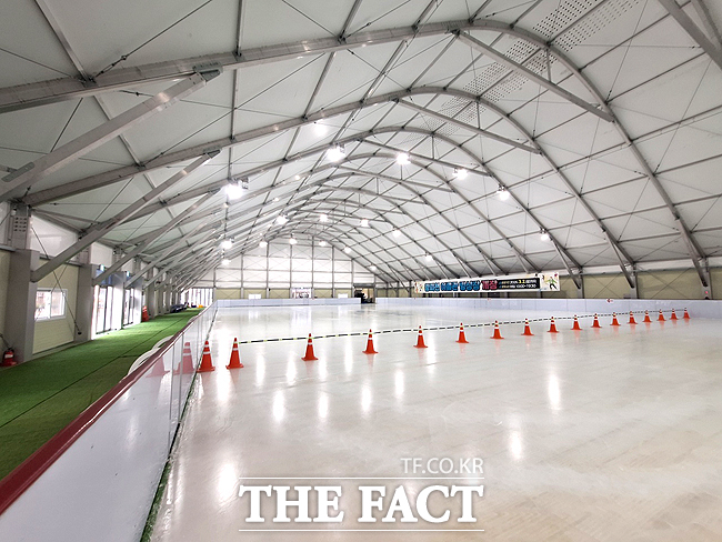 울진 왕피천공원 야외 빙상장이 20일부터 개장해 내년 3월 2일까지 운영한다. /울진군