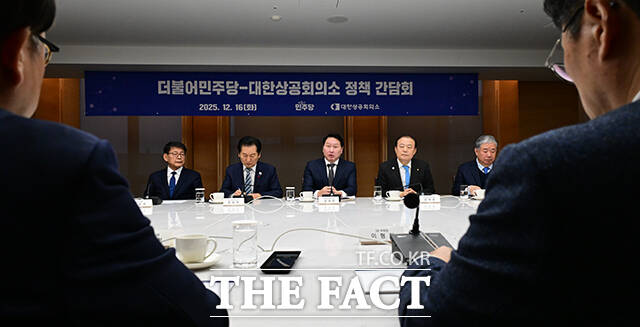 정책 간담회 인사말하는 최 회장.