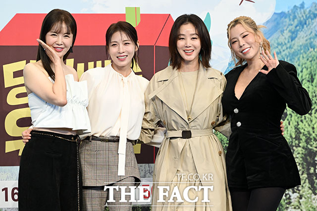 방송인 장영란과 배우 하지원 김성령, 안무가 가비(왼쪽부터)가 출연하는 JTBC 예능프로그램 '당일배송 우리집'은 이날 오후 8시 50분 첫 방송한다. /남용희 기자