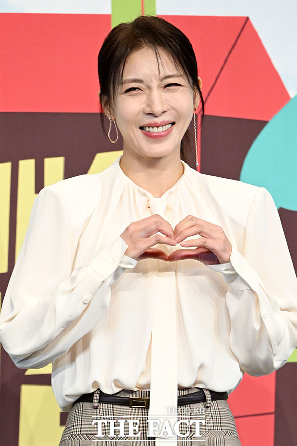 '당일배송 우리집' 미소가 아름다운 네 자매. 방송인 장영란과 배우 하지원, 김성령, 안무가 가비(왼쪽부터).