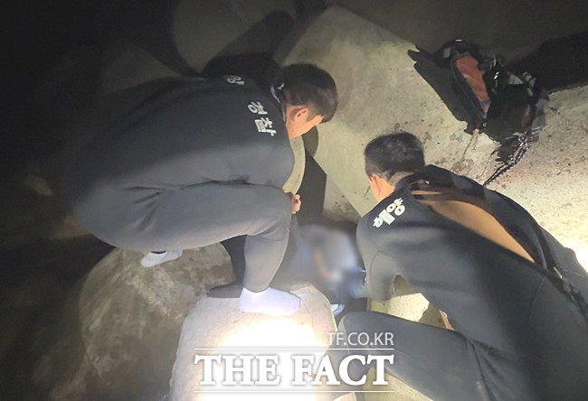 15일 오후 삼척시 궁촌항 남방파제에서 해경이 테트라포드 사이로 추락한 20대 남성을 구조하고 있다. /동해지방해양경찰청