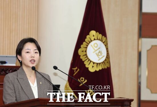 16일 진행된 고양시의회 제300회 임시회 제1차 본회의에서 정민경 의원(능곡·백석1·백석2동, 민주)이 고양시 민간위탁 사무 관련 직권남용 및 직무유기한 자에 대한 고발의 건에 대해 제안 설명을 하고 있다. /고양시의회