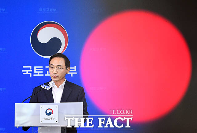 김오진 당시 국토교통부 1차관이 지난 2023년 8월 세종시 정부세종청사에서 민간아파트 무량판 구조 조사계획을 발표하고 있다. /세종=이동률 기자