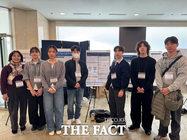 국립순천대학교 인공지능공학 전공 학생들이 '2025 한국정보기술학회 추계종합학술대회'에서 우수논문상을 수상하고 기념사진을 찍고 있다. /국립순천대학교