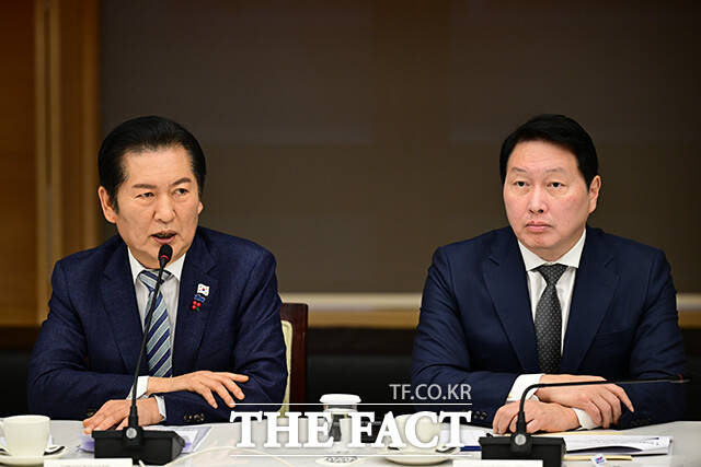 이날 더불어민주당-대한상공회의소 정책 간담회에서 인사말하는 정청래 민주당 대표(왼쪽)와 최태원 대한상의 회장.