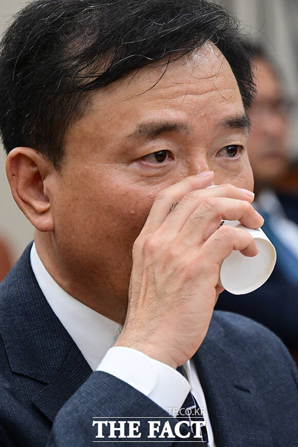 미소지으며 질의 듣는 김종철 후보자.