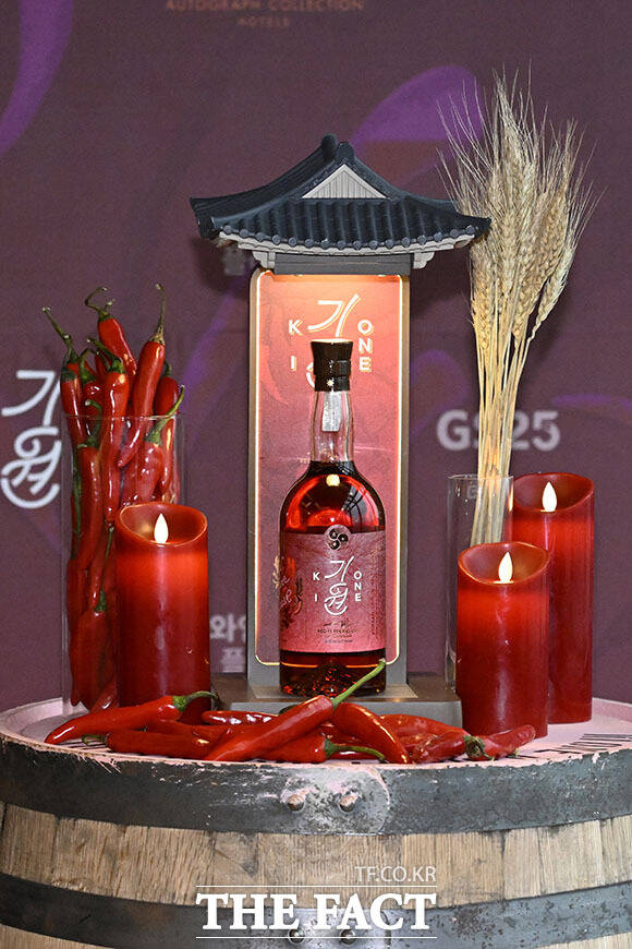 '레드 페퍼 캐스크' 위스키를 시향하고 있는 에드워드 리 셰프.