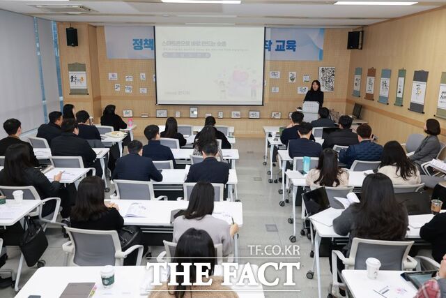 전남도의회가 의회사무처 직원을 대상으로 숏폼 제작 실무 교육을 진행하고 있다./전남도의회