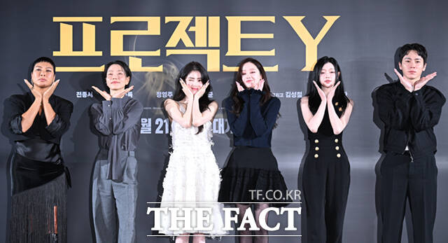 배우 정영주와 김신록, 한소희, 전종서, 유아, 이재균(왼쪽부터)이 16일 오후 서울 강남구 코엑스 메가박스에서 열린 영화 '프로젝트Y' 제작보고회에 참석해 포즈를 취하고 있다. /이새롬 기자