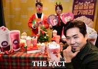  컴포즈커피, 김조한과 함께 '징글징글 딸기베리~' [포토]