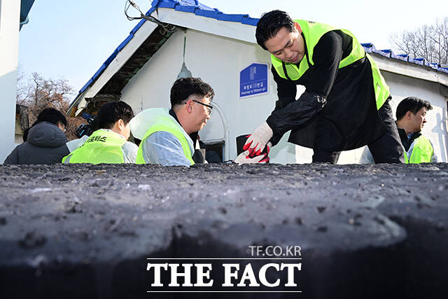 연탄 전달하는 장동혁 대표.