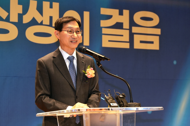 김성주 국민연금공단 이사장은 플랫폼 종사자 등에 대한 사각지대를 해소하고 공공주택 투자 등 사회적 투자에 나서겠다고 17일 취임사에서 밝혔다. 사진은 이날 취임식서 김 이사장 발언 모습. /사진=국민연금공단