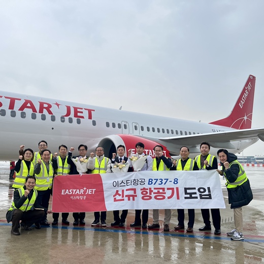 조중석 이스타항공 대표(오른쪽 일곱 번째)를 비롯한 이스타항공 임직원들이 지난 16일 서울 강서구 김포국제공항에서 20호기 도입을 맞아 기념 촬영하고 있다. /이스타항공