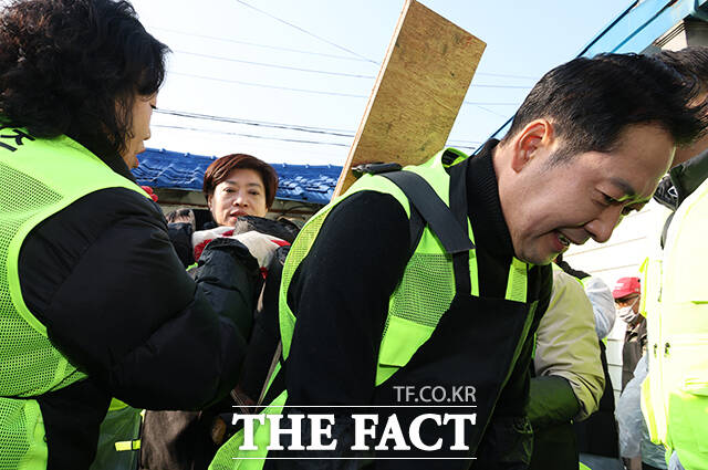 연탄 전달하는 장동혁 대표.